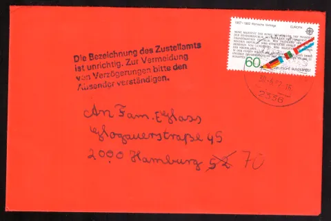 Fehlgeleiteter roter Brief mit postalischem Berichtigungsvermerk