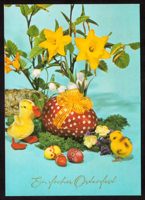 Ostergruß mit Küken, Eiern und Blumen