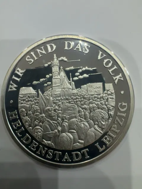 Das heißt, es gibt eine große Zahl von Menschen, die sich in der Stadt befinden