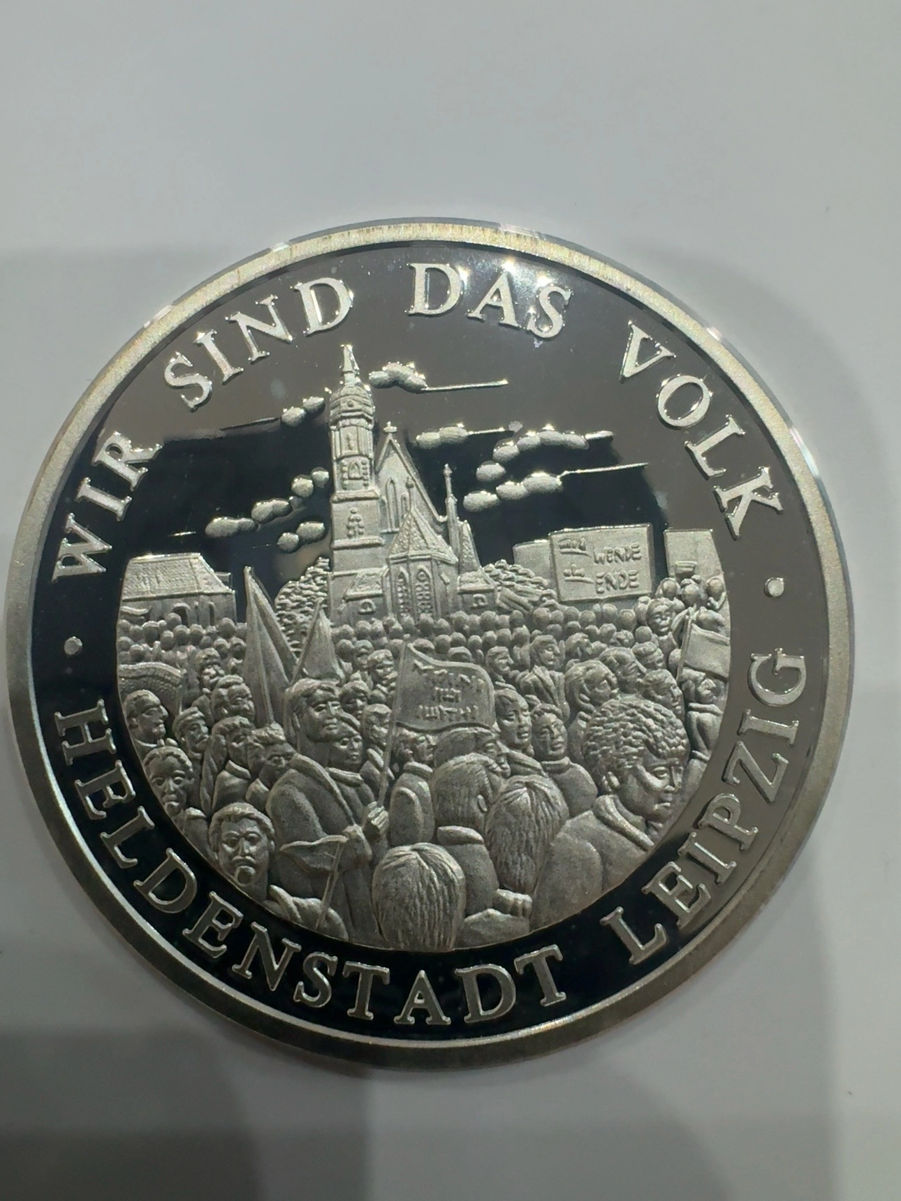 Das heißt, es gibt eine große Zahl von Menschen, die sich in der Stadt befinden
